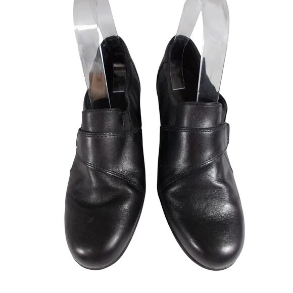 CLARKS! ULTRA COMFY BLACK GENUINE LEATHER STRAP & BUCKLE, HEELED LOAFERS! SZ 10M - Picture 4 of 10